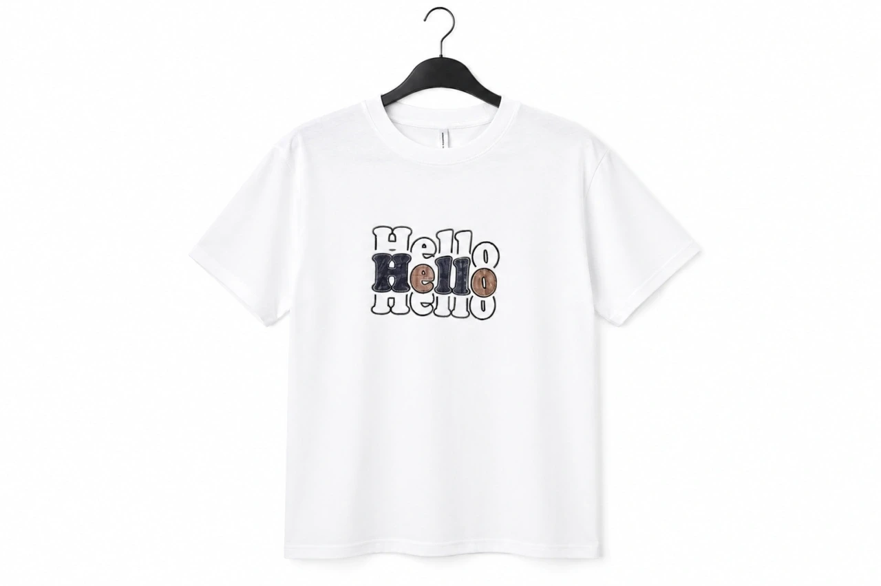 T-shirt Blanc « HELLO » – Style Streetwear Typographique